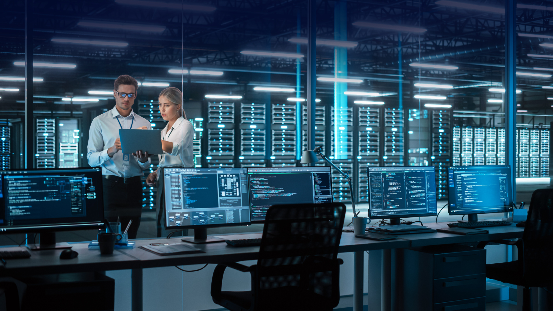 imagem de dois profisionais numa sala de sistemas